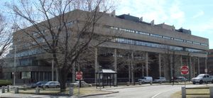 존 앤드루스가 설계하여 1972년 개관한 조지 건드 홀(George Gund Hall)은 GSD의 본관이다. 하버드 캠퍼스의 전통적인 벽돌 건물들과는 다른 현대적인 외관을 가지고 있다.