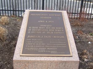 한때 The Vet에 부착되었던 헌정 기념패 (2007)