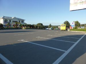 게이트를 등지고 앞에 있는 주차장을 본 모습