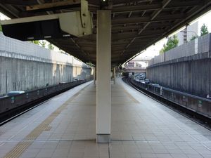 플랫폼 (2009년 11월. 플랫폼 울타리 설치 전)