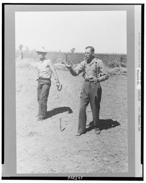 애리조나주유마에서 열린 말굽 던지기 대회의 모습 (1942년)