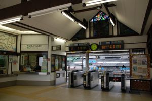 구 개찰구. 상부 천장 부근에는 특산품인 포도를 본뜬 스테인드글라스가 설치되어 있었다(2006년 11월)