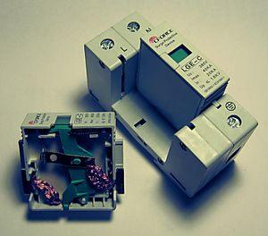 분전반에 설치하기 위한 2극 서지 보호기