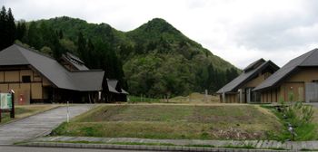 「からむし織の里」의 오리히메 교류관(왼쪽)과 카라무시 공예 박물관(오른쪽)