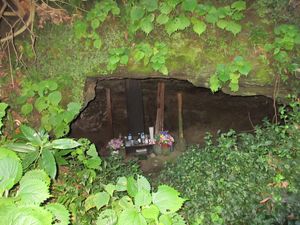 미우라 야스무라 일족의 묘 (가마쿠라시 니시미카도 2-5-7 시라하타 신사 옆)