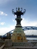 곤피라 강 등롱에도 시대에 에도의 상인이 기증한 등롱으로, 가가와현 마루가메시의 항구에 한 기가 현존하며, 기증자의 이름을 관하여 다스케 등롱(たすけどうろう)이라고 불린다.