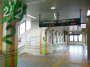 플랫폼 연락 통로에는 곳곳에 에코스테를 이미지한 나무 악센트가 사용되고 있다. (2018년 9월)