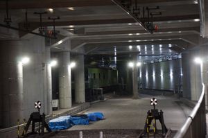 차막이 너머에 있는 나니와스지선으로의 접속 준비