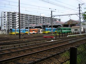 야마토가와 검차구("아비코미치 차고"라고도 함). 2006년 8월