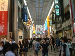 신사이바시 내부의 붐비는 인파