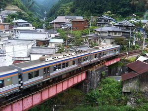 1・2차차의 현행 도장. 구도장 시대의 띠 위치에 다시 회색 띠를 붙였다.(2005년 6월 18일, 고야시모역 - 시모코사와역 간에서 촬영)