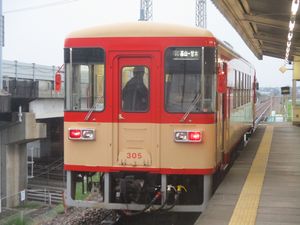 오고리역에 정차 중인 AR305 (2018년 9월) (왼쪽에 보이는 곳이 오이타 자동차도)
