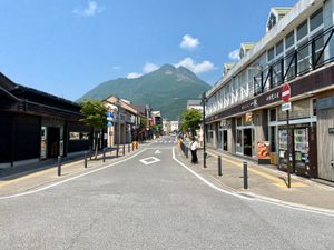 선물 가게 등 상점이 늘어선 역전 거리 정면에는 유후다케가 우뚝 솟아 있다.