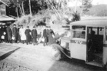 후쿠오카 고등상업학교 설립 당시의 학생과 목탄 버스