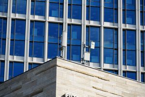 4G 옥외 기지국(1.7GHz 대역・왼쪽), 5G 옥외 기지국(3.7GHz 대역・오른쪽 아래, 28GHz 대역・오른쪽 위) 및 라쿠텐 그룹 본사(배경 빌딩)