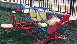 시소는 아이들에게 매력적으로 보이도록 창의적인 모양, 디자인, 다양한 재미있고 밝은 색상으로 제작된다.