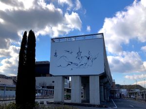 선로 종단에 그려진 벽화의 모습이다.