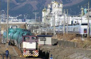 마쓰모토시 공공선에서의 입환 작업. 사진 왼쪽에 석유 각 회사의 하역선이 분기한다 (2009년 1월)