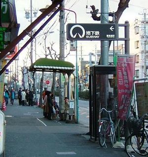 3번 출입구 앞 버스 정류장