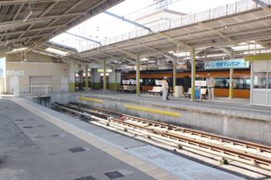 막다른 형태의 1, 2번선, 뒤쪽에 보이는 것이 3번선