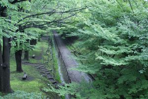사나다 소요선의 흔적. 현재는 우에다성 유적공원 느티나무 가로수 산책로로 이용