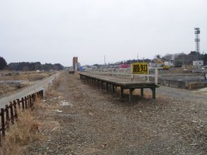 지진 피해를 입은 승강장 (2012년 3월)