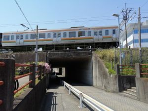 역 북쪽의 고가 아래