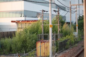 JR 화물이 소유한 것으로 보이는 건물. 앞쪽에는 컨테이너가 보인다.