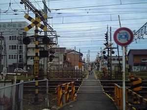 역 남쪽에 있는 3종류의 궤간이 갖춰진 건널목