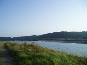 도카이도의 오이가와에서 강을 건너는 지점.과거에는 촬영 지점과 강 건너편의 강변도 수면 아래에 있었다.