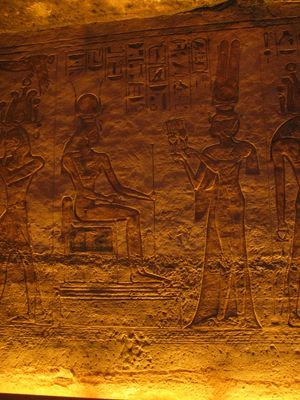 네페르타리가 아부 심벨의 작은 신전에서 하토르에게 시스트럼을 바치는 모습