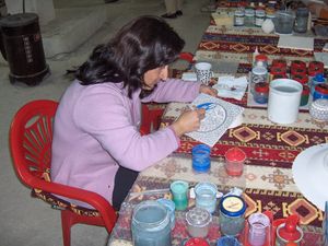 가마에서 굽기 전 접시를 그림, 귈셰히르, 카파도키아, 터키