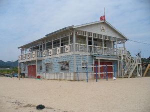 보트하우스 로케 세트. 2005년 8월 24일 에히메현 이마바리시 오오미시마 다이 해안에서 촬영 (현재는 철거됨)