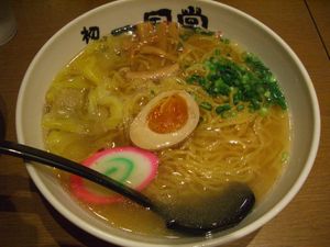 세 가지 색을 사용한 것