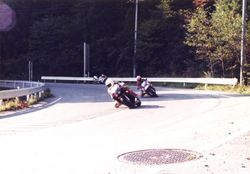 1995년경의 도우자카 터널 부근의 도로. 로링족의 주행을 확인할 수 있다.