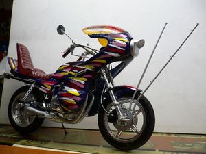 공동 위험형 폭주족의 개조를 모방한 혼다 호크III/CB400N의 프라모델