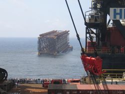 옆으로 눕혀 바지선으로 운송 중인 컴플라이언트 타워. 이 후 해중에 투하하여 직립시킨 후 해저에 착저시킨다