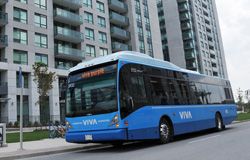 비바의 차량은 북미 대중교통에서 통상적인 차량보다 더 편안하게 설계되었다.