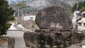 구로바루역 앞에 있는 사사구리선 개통 기념비. 1968년 개통 당시의 후쿠오카현 지사 가메이 히카루의 휘호.