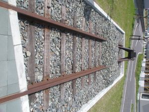 에사시역 부지 기념물의 선로, 침목, 자갈, 차막이 (2019년 5월 촬영). 에사시역 구내에서 실제로 사용되었던 것들이다.