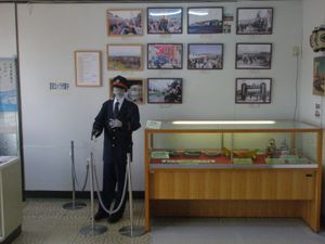 구 에사시역 자료 전시관・지역 교류관의 내부 전시-1 (2019년 5월 촬영). 역원 제복, 에사시선 개통 당시, 에사시역 개업 당시, 에사시선 마지막 운행 이벤트 사진, 역 비품 등이 전시되어 있다.