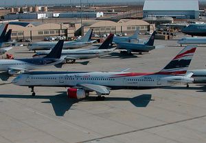 원투고 항공 보잉 757 기종이 빅터빌 공항에 보관되어 있는 모습.(등록 번호: HS-BTA)