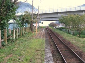 승강장 부근 위를 지나는 것은 도카이 호쿠리쿠 자동차도 (미노오타 방면)