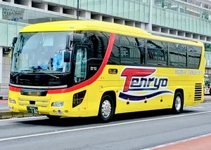 오리온 버스 이탈 후의 도쿄-하카타선용 차량. 오리온 버스 시대의 노란색 바탕을 답습하면서 텐료 버스의 로고를 넣은 컬러링이 되었다.