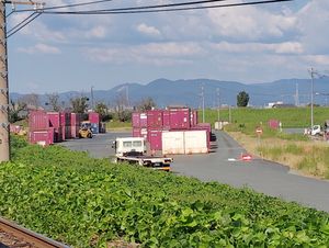 승강장에서 보이는 일본화물철도 도요하시 오프레일 스테이션