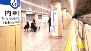 승강장 (2019년 12월 10일, 부역명 "니시신바시" 제거 후)