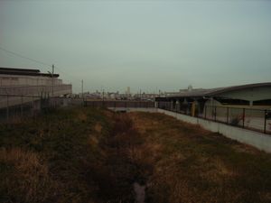 역 북쪽의 야오 공항 구 에이프런(계류장) 부지. 자전거 주차장이 있는 것 외에는 광대한 빈터가 되어 있다