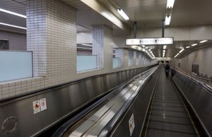 나가호리쓰루미료쿠치선 신사이바시역과의 사이에 있는 무빙워크