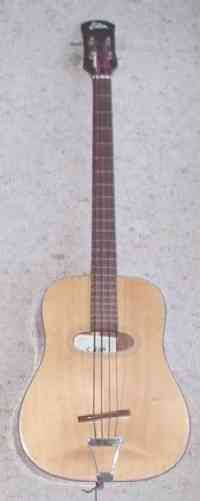 에코 기타(Eko guitars) 어쿠스틱 베이스 기타. 1980년대 이탈리아에서 제작되었으며, 프렛리스이지만 프렛과 유사한 마커가 있고, 전기 픽업이 없다.