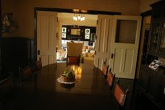 1층. 식당에서 제2, 제1 응접실